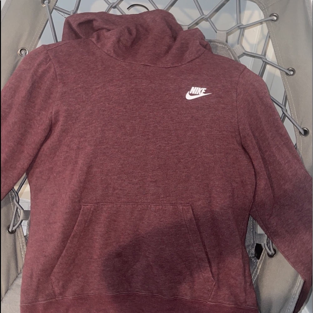 A 100% authentic purple Nike sweater 🔥🔥🔥get ready for the falll!!🍂🍁!